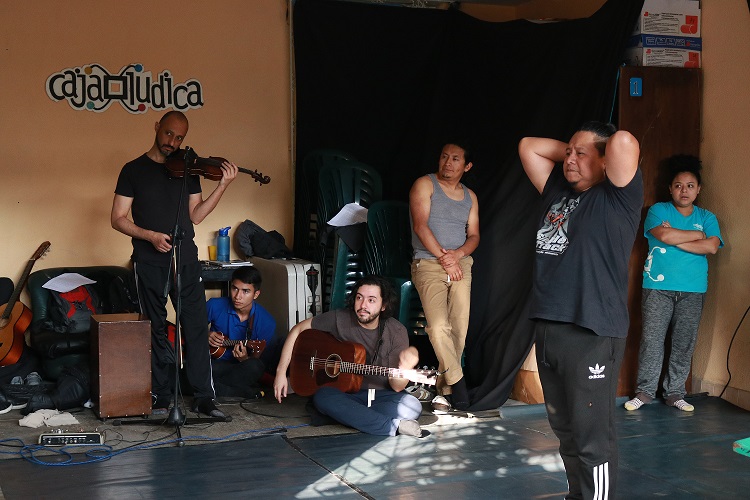 Ensayando para la obra teatral “Tiempos de Salir”